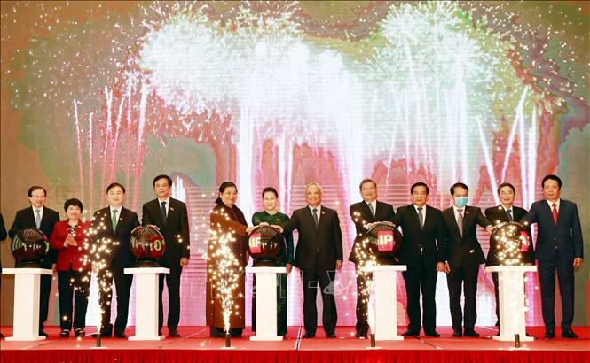Trong ảnh: Chủ tịch Quốc hội Nguyễn Thị Kim Ngân và các đại biểu ấn nút công bố trang thông tin điện tử, ứng dụng di động và bộ nhận diện của AIPA 2020. Ảnh: Trọng Đức - TTXVN