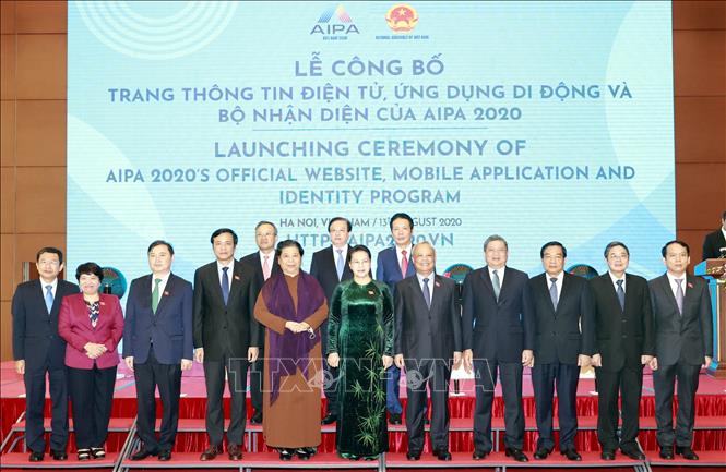 Trong ảnh: Chủ tịch Quốc hội Nguyễn Thị Kim Ngân và các đại biểu tại Lễ công bố trang thông tin điện tử, ứng dụng di động và bộ nhận diện của AIPA 2020. Ảnh: Trọng Đức - TTXVN