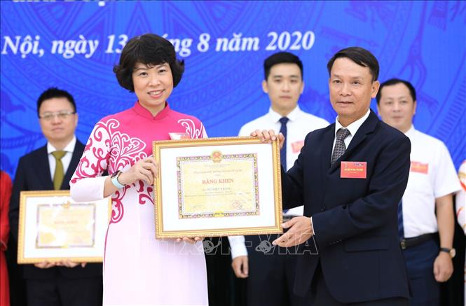 Trong ảnh: Tổng Giám đốc TTXVN Nguyễn Đức Lợi trao tặng Bằng khen cho Phó Tổng giám đốc Vũ Việt Trang. Ảnh: Thành Đạt - TTXVN