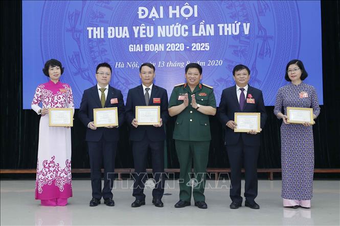 Trong ảnh: Đại diện Bộ Quốc phòng trao Kỷ niệm chương của Bộ trưởng Bộ Quốc phòng cho các cá nhân xuất sắc, có những đóng góp vì sự nghiệp xây dựng Quân đội nhân dân Việt Nam. Ảnh: Doãn Tấn - TTXVN