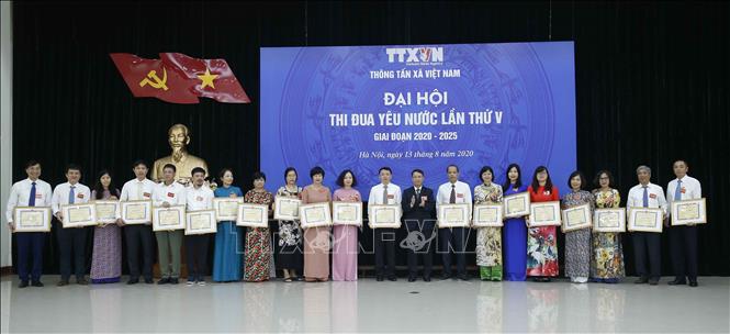Trong ảnh: Tổng Giám đốc Thông tấn xã Việt Nam Nguyễn Đức Lợi trao tặng Bằng khen cho các tập thể có thành tích xuất sắc. Ảnh: Doãn Tấn - TTXVN