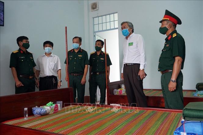 Trong ảnh: Ban Chỉ đạo phòng, chống dịch COVID-19 tỉnh Ninh Thuận kiểm tra các điều kiện cần thiết tại khu cách ly tập trung ở Trung tâm Huấn luyện, giáo dục quốc phòng, an ninh thuộc Trung đoàn Bộ binh 896. Ảnh: Công Thử - TTXVN