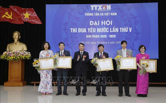 Trong ảnh: Tổng Giám đốc Thông tấn xã Việt Nam Nguyễn Đức Lợi trao Huân chương Lao động hạng Nhì và Ba của Chủ tịch nước cho các cá nhân có thành tích xuất sắc. Ảnh: Doãn Tấn - TTXVN
