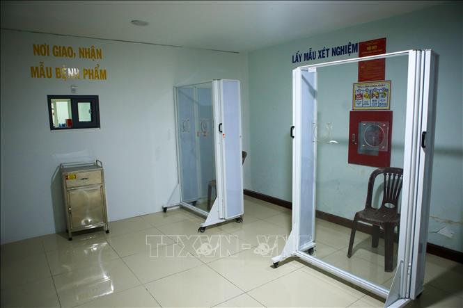 Trong ảnh: Các phòng kính chống giọt bắn được lắp đặt tại khu vực lấy mẫu bệnh phẩm cho bệnh nhân để đảm bảo an toàn cho nhân viên y tế khi lấy mẫu bệnh. Ảnh: Trần Lê Lâm - TTXVN