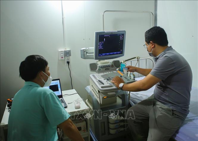 Trong ảnh: Thiết bị máy siêu âm hiện đại được lắp đặt trong Bệnh viện dã chiến Cung thể thao Tiên Sơn. Ảnh: Trần Lê Lâm - TTXVN