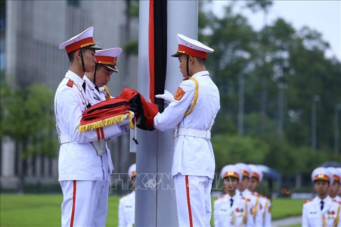 Trong ảnh: Đúng 6h, bắt đầu nghi thức thượng cờ. Ảnh: Minh Quyết - TTXVN