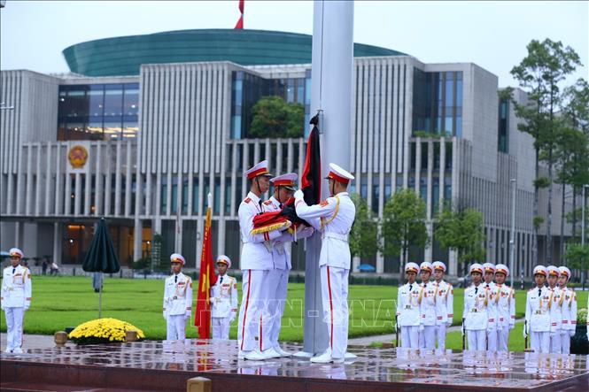 Trong ảnh: Đúng 6h, bắt đầu nghi thức thượng cờ. Ảnh: Minh Quyết - TTXVN