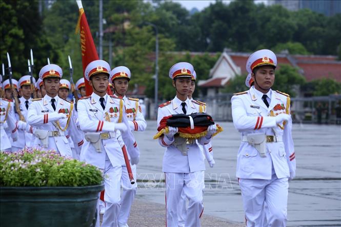 Trong ảnh: 6h, trong tiếng Quân nhạc, đội nghi lễ bắt đầu tiến ra cột cờ thực hiện phần lễ. Ảnh: Minh Quyết - TTXVN