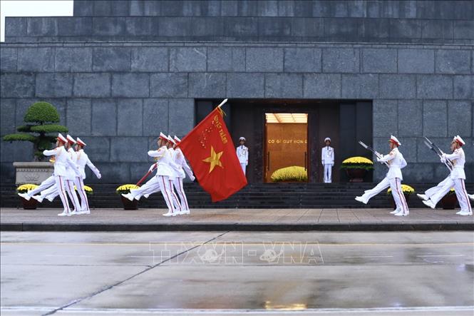 Trong ảnh: 6h, trong tiếng Quân nhạc, đội nghi lễ bắt đầu tiến ra cột cờ thực hiện phần lễ. Ảnh: Minh Quyết - TTXVN