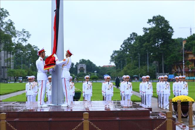 Trong ảnh: Đúng 6h, bắt đầu nghi thức thượng cờ. Ảnh: Minh Quyết - TTXVN