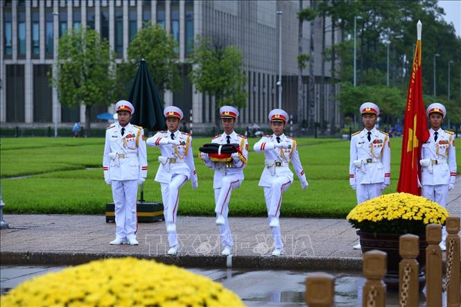 Trong ảnh: 6h, trong tiếng Quân nhạc, đội nghi lễ bắt đầu tiến ra cột cờ thực hiện phần lễ. Ảnh: Minh Quyết - TTXVN