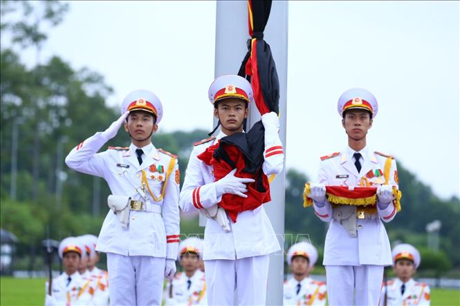 Trong ảnh: Đúng 6h, bắt đầu nghi thức thượng cờ. Ảnh: Minh Quyết - TTXVN