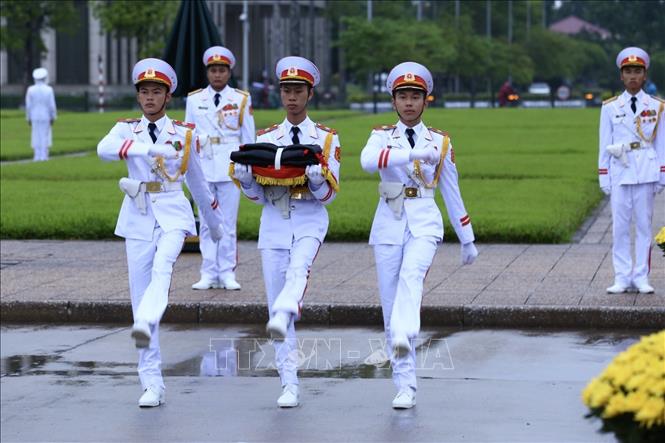 Trong ảnh: 6h, trong tiếng Quân nhạc, đội nghi lễ bắt đầu tiến ra cột cờ thực hiện phần lễ. Ảnh: Minh Quyết - TTXVN