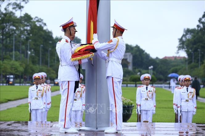 Trong ảnh: Đúng 6h, bắt đầu nghi thức thượng cờ. Ảnh: Minh Quyết - TTXVN