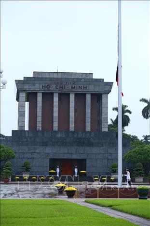 Trong ảnh: Cờ rủ được kéo lên trước Lăng Chủ tịch Hồ Chí Minh. Ảnh: Minh Quyết - TTXVN