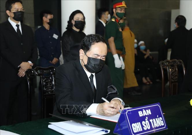 Trong ảnh: Chủ tịch Uỷ ban Trung ương MTTQ Việt Nam Trần Thanh Mẫn viết sổ tang tại Lễ viếng nguyên Tổng Bí thư Lê Khả Phiêu. Ảnh: TTXVN