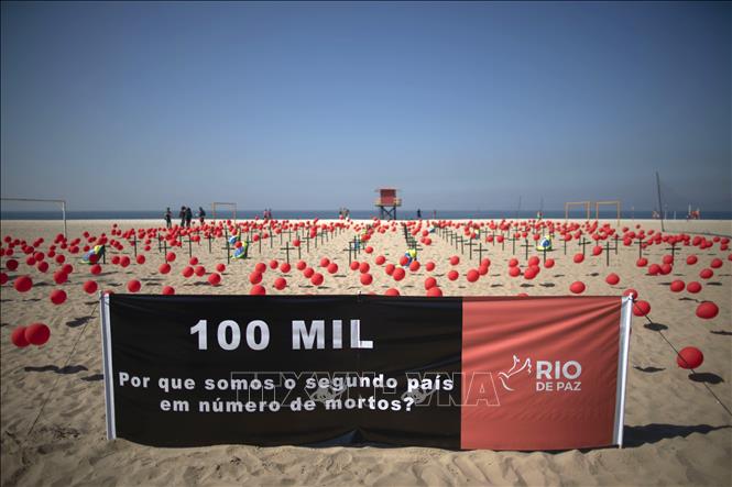 Trong ảnh: Lễ tưởng niệm những người tử vong do COVID-19 tại Rio de Janeiro, Brazil, ngày 8/8/2020. Ảnh: AFP/TTXVN