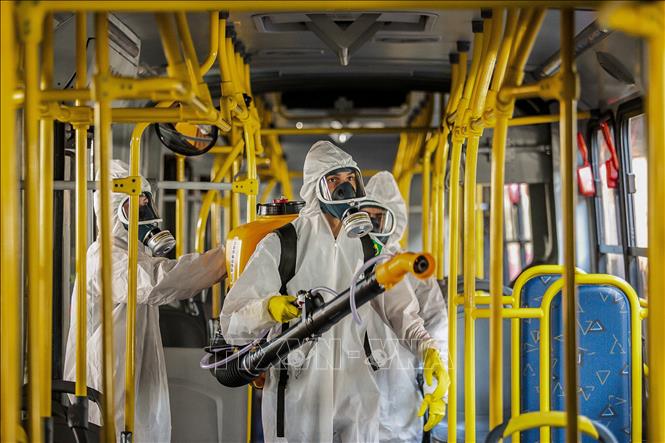 Trong ảnh: Phun thuốc khử trùng phòng lây nhiễm COVID-19 tại  Curitiba, Brazil, ngày 10/8/2020. Ảnh: AFP/TTXVN