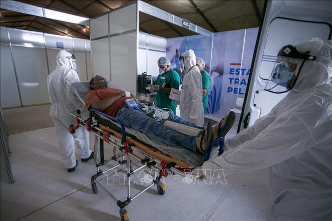 Trong ảnh: Điều trị cho bệnh nhân nhiễm COVID-19 tại Santarem, bang Para, Brazil. Ảnh: AFP/TTXVN