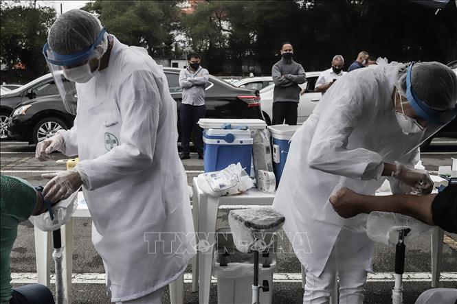 Trong ảnh: Nhân viên y tế lấy mẫu xét nghiệm COVID-19 tại  Sao Paolo, Brazil. Ảnh: THX/TTXVN