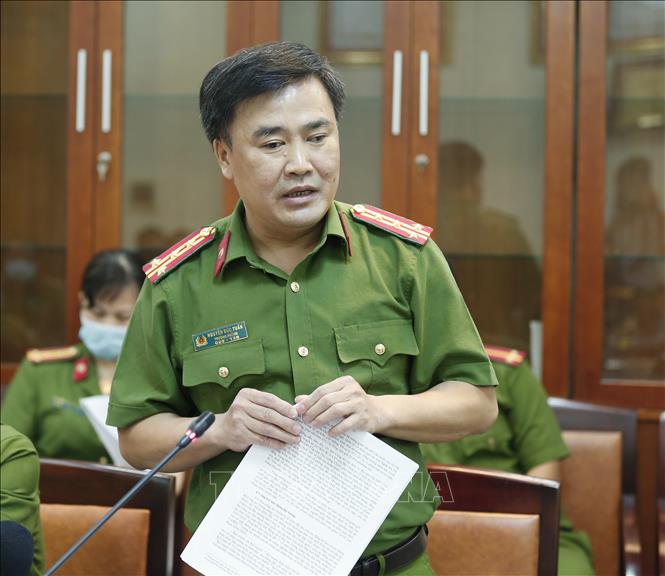 Trong ảnh: Đại tá Nguyễn Đức Tuấn, Trưởng phòng tham mưu, Cục Cảnh sát điều tra tội phạm về ma túy trả lời các câu hỏi của phóng viên. Ảnh: Doãn Tấn - TTXVN