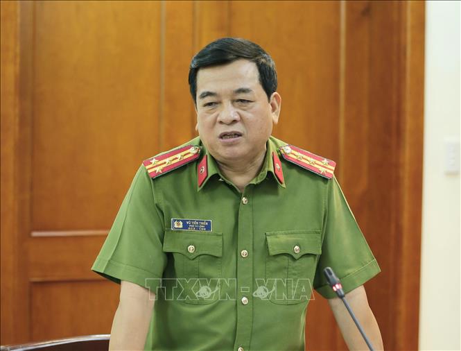 Trong ảnh: Đại tá Vũ Tiến Triển, Phó Tư lệnh Bộ Tư lệnh Cảnh sát Cơ động trả lời các câu hỏi của phóng viên. Ảnh: Doãn Tấn - TTXVN