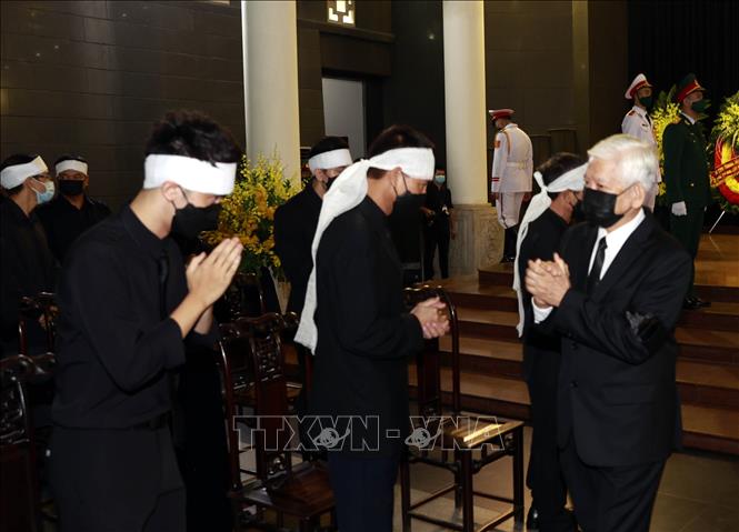 Trong ảnh: Nguyên Chủ tịch nước Nguyễn Minh Triết viếng nguyên Tổng Bí thư Lê Khả Phiêu. Ảnh: TTXVN