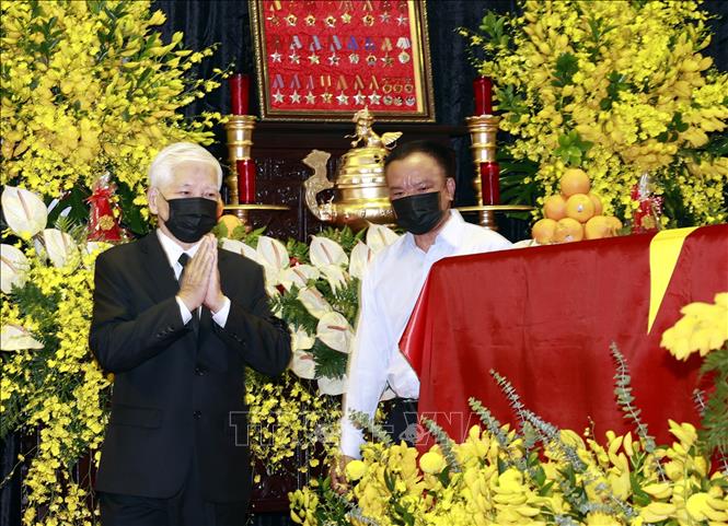 Trong ảnh: Nguyên Chủ tịch nước Nguyễn Minh Triết viếng nguyên Tổng Bí thư Lê Khả Phiêu. Ảnh: TTXVN