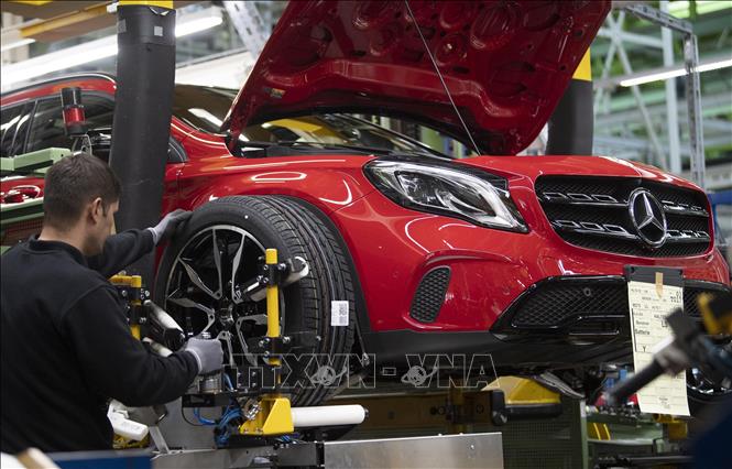 Trong ảnh: Công nhân hoàn thiện lắp ráp xe ô tô Mercedes Benz A tại nhà máy sản xuất xe Daimler ở Rastatt, miền Tây Nam Đức. Ảnh: AFP/TTXVN 