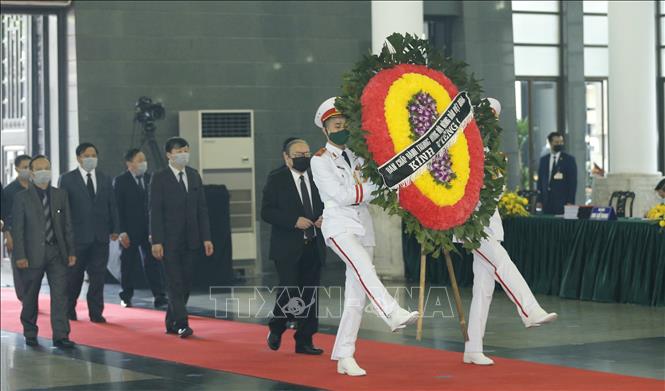 Photo: The delegation of the Vietnam Farmers’ Association pays tributes to former Party chief Le Kha Phieu. VNA Photo