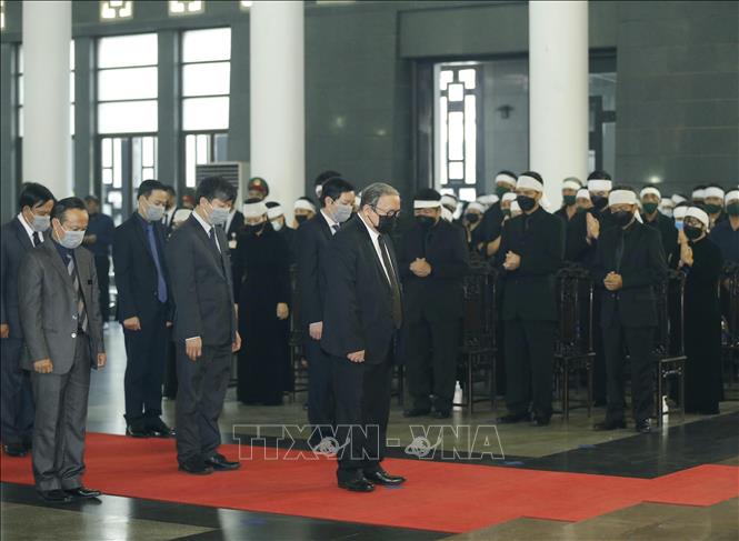 Photo: The delegation of the Vietnam Farmers’ Association pays tributes to former Party chief Le Kha Phieu. VNA Photo