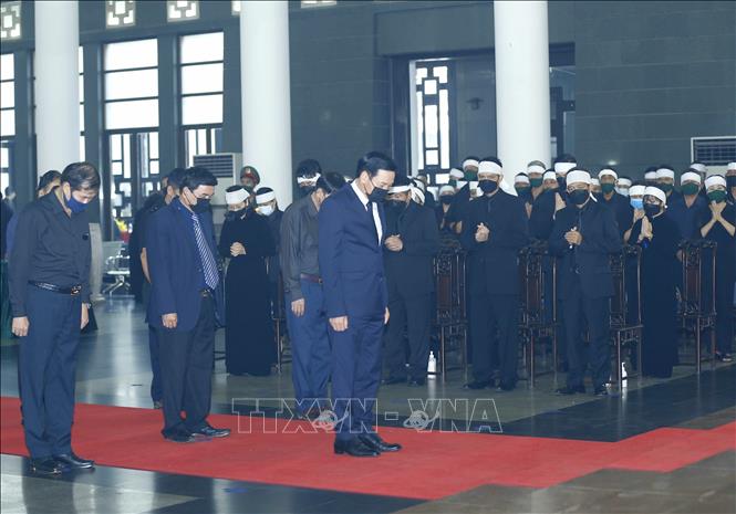 Photo: The delegation of the northern province of Dien Bien pays tributes to former Party chief Le Kha Phieu. VNA Photo