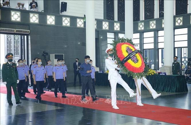 Photo: The delegation of the Supreme People's Procuracy of Vietnam pays tributes to former Party chief Le Kha Phieu. VNA Photo