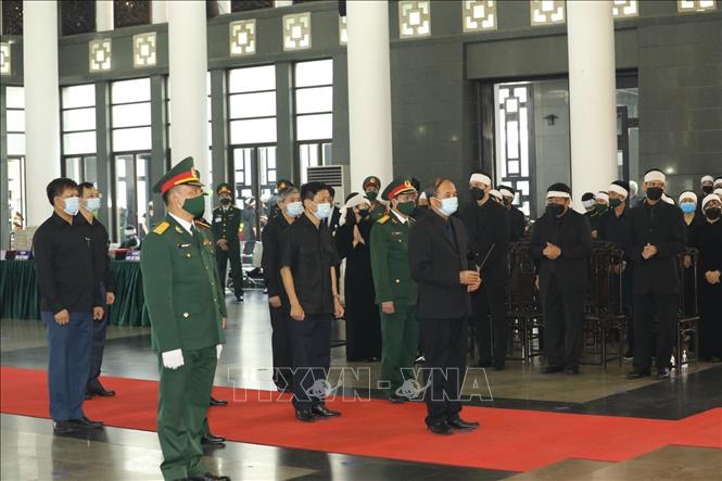 Photo: The delegation of the northern province of Vinh Phuc pays tributes to former Party chief Le Kha Phieu. VNA Photo