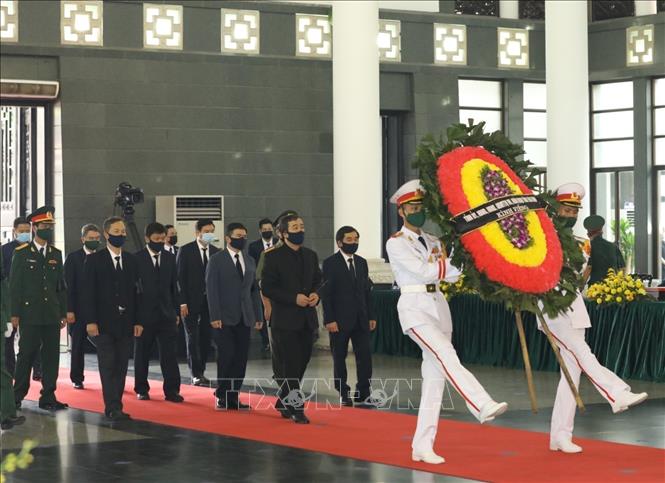 Photo: The delegation of the northern province of Thai Binh pays tributes to former Party chief Le Kha Phieu. VNA Photo