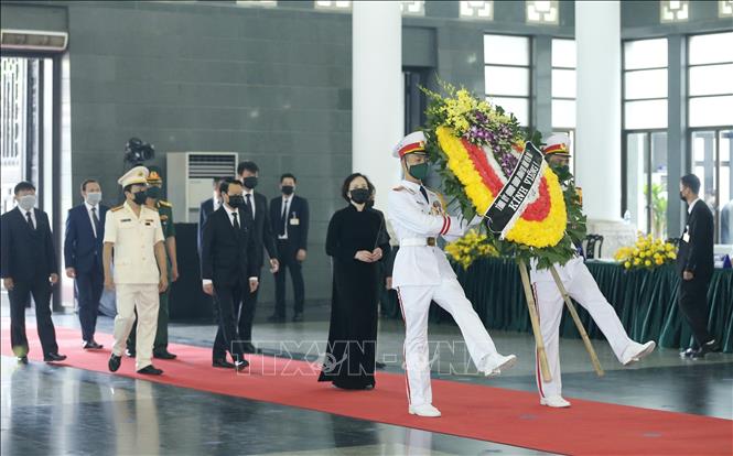 Photo: The delegation of the northern province of Yen Bai pays tributes to former Party chief Le Kha Phieu. VNA Photo