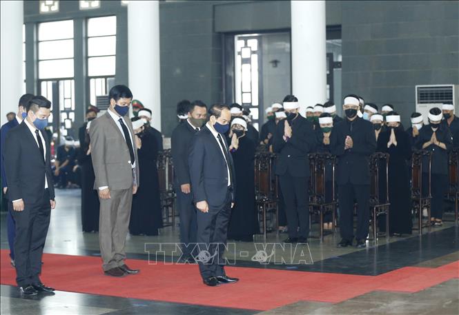 Photo: The delegation of the central province of Thua Thien-Hue pays tributes to former Party chief Le Kha Phieu. VNA Photo