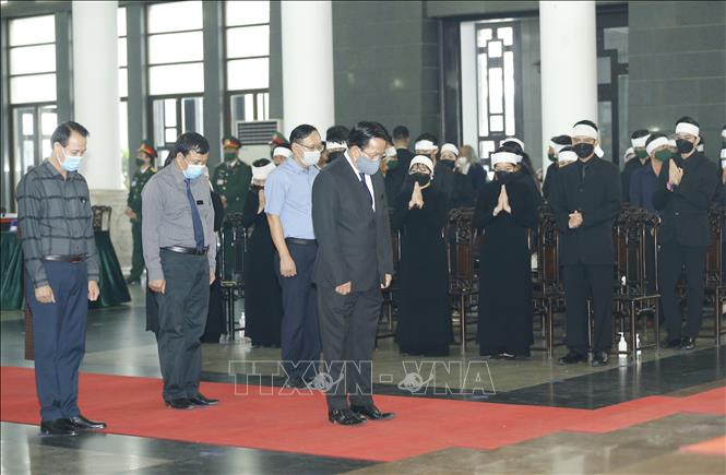 Photo: The delegation of the Vietnam Union of Science and Technology Associations pays tributes to former Party chief Le Kha Phieu. VNA Photo