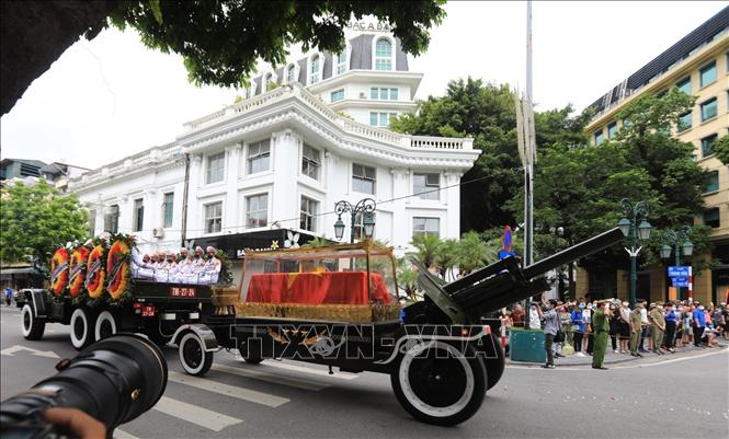 Photo: Former Party Leader Le Kha Phieu's hearse passes through Trang Tien street. VNA Photo