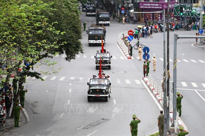 Photo: The former Party leader's hearse moves on Trang Thi-Dien Bien Phu streets. VNA Photo  