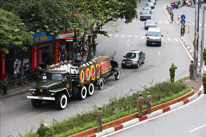 Photo: Former Party Leader Le Kha Phieu's hearse passes through Dien Bien Phu street. VNA Photo