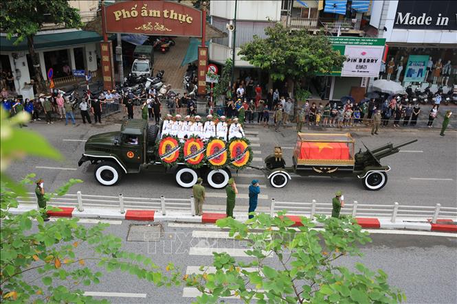 Photo: People line on Trang Thi-Dien Bien Phu streets where the hearse carrying former Party leader Le Kha Phieu passes by. VNA Photo