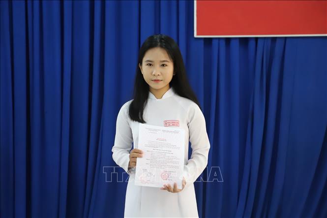 Trong ảnh: Em Giang Thị Mộng Như nhận quyết định kết nạp Đảng. Ảnh: Hồng Giang - TTXVN.