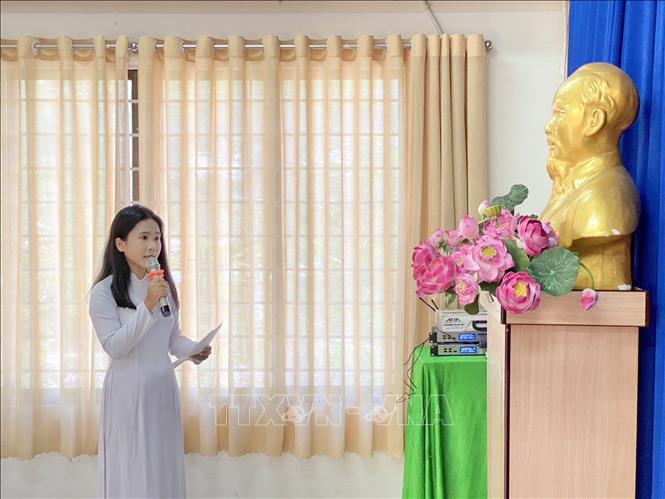 Trong ảnh: Em Giang Thị Mộng Như thực hiện nghi thức tuyên thệ tại Lễ kết nạp. Ảnh: Hồng Giang - TTXVN. 