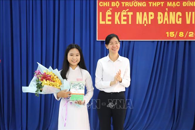 Trong ảnh: Bí thư Thành đoàn Tp. Hồ Chí Minh Phan Thị Thanh Phương (phải) và em Giang Thị Mộng Như tại Lễ kết nạp. Ảnh: Hồng Giang - TTXVN. 