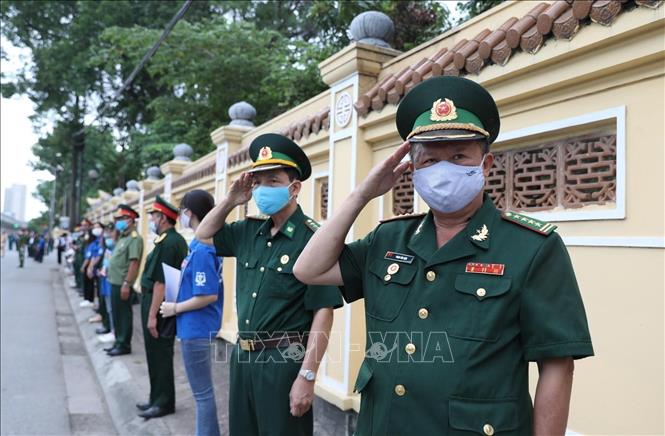 Photo: An old veteran pays his respect to former Party leader Le Kha Phieu when his hearse passes by. VNA Photo
