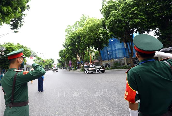 Photo: Soldiers pay their respect to former Party leader Le Kha Phieu when his hearse passes by. VNA Photo