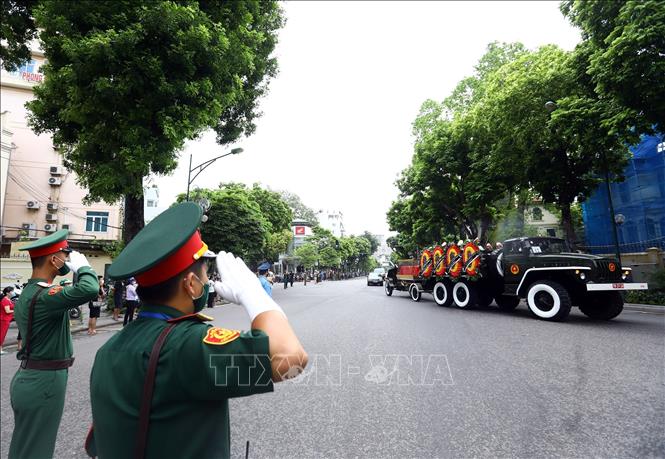 Photo: Soldiers pay their respect to former Party leader Le Kha Phieu when his hearse passes by. VNA Photo