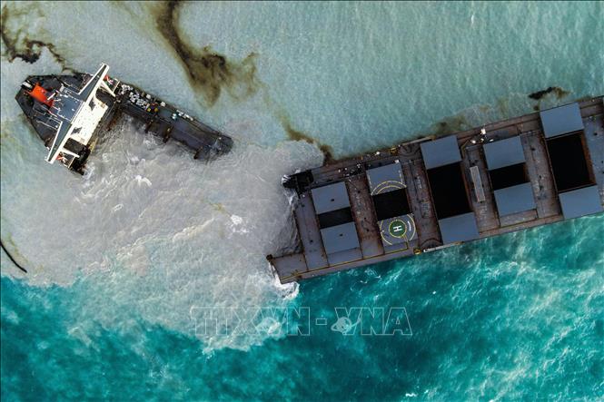 Trong ảnh: Chiếc tàu chở hàng mắc cạn ngoài khơi quốc đảo Mauritius bị vỡ làm đôi ngày 16/8/2020. Ảnh: AFP/TTXVN