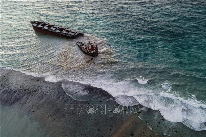 Trong ảnh: Chiếc tàu chở hàng mắc cạn ngoài khơi quốc đảo Mauritius bị vỡ làm đôi ngày 16/8/2020. Ảnh: AFP/TTXVN